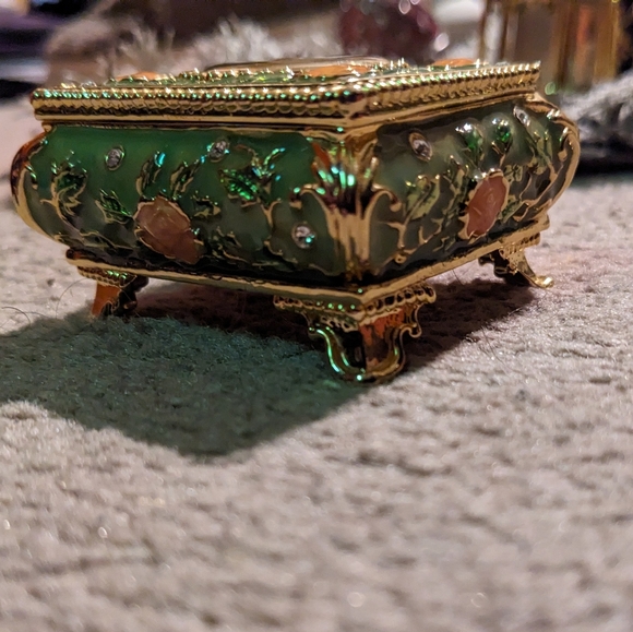 Rose covered trinket box - Picture 3 of 4